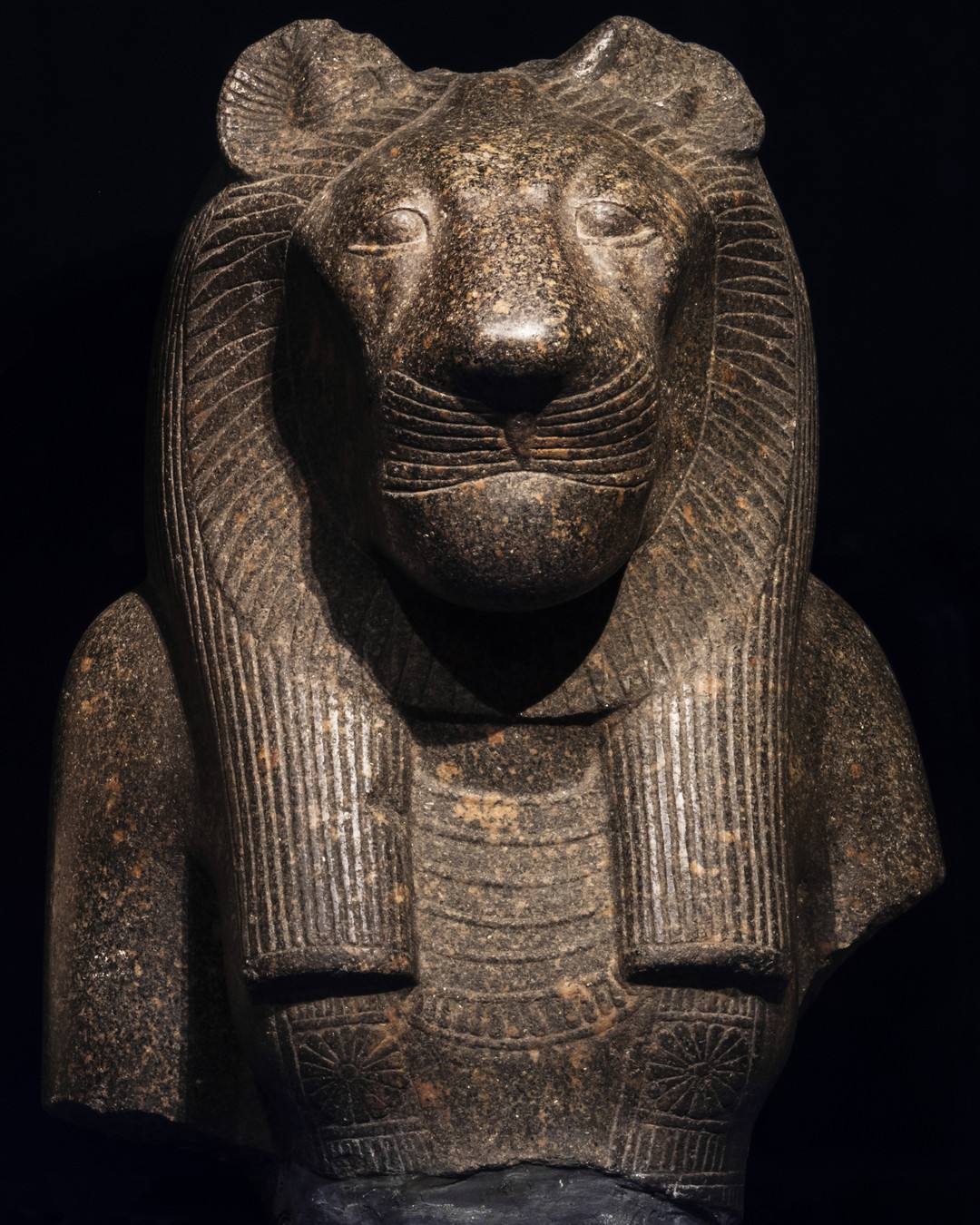 Staty av guden sekhmet. Fotografi.